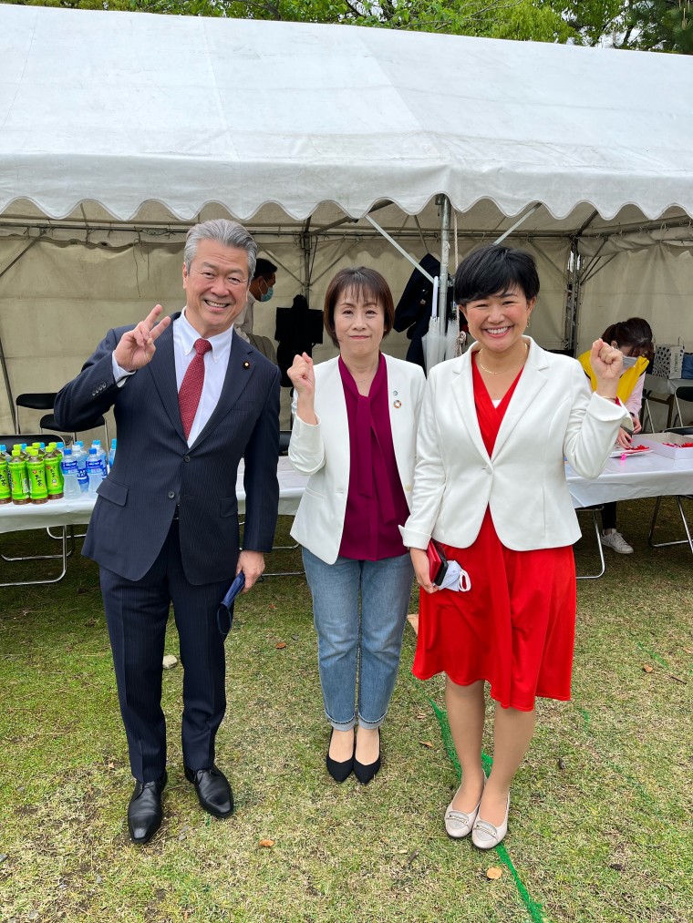 ＜オフショット＞立憲民主党 馬淵澄夫衆議院議員（左）猪奥美里氏（右）